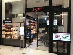 東京・港区『虎ノ門ヒルズ ビジネスタワー』1F

【LE CAFE LA BOUTIQUE de Joel Robuchon】の写真。

大好きなロブションのカフェ【ル カフェ ラ ブティック ドゥ 
ジョエル・ロブション】。

フレンチの巨匠”ジョエル・ロブション”のエスプリが詰まった、
ガレットやサンドイッチ等の軽食やドリンク類、また焼菓子の
詰合せ等のギフトをご用意。イートインスペースもあります。