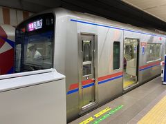 ちょうどタイミング良く電車が来ていたので急いで乗り込みます。
忘れていましたが1タミから乗ると始発になるんですね。