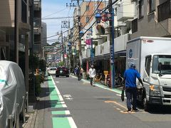 二子玉川商店街に出ました。時刻は12時25分。出発してから2時間40分、ほとんど歩き通しでした。気温も30度を超えて熱中症寸前。