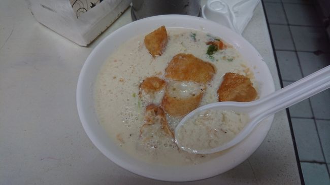 どうやら昼前に鹹豆漿を食べたようなのだけど、どこで食べたか記憶なし...<br />写真だけ残しておきます。