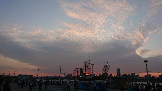 もともと乾物にはあまり興味がなく、雑貨屋をひやかすもこれといったものは見つからず、チェックしてたカフェに行ってみようかと思って調べたらラストオーダーの時間過ぎてるという計画性のなさを露呈してしまったけど、人の流れにのって大稲埕ふ頭に来てみたらきれいな夕焼けが見れたのでよしとします。