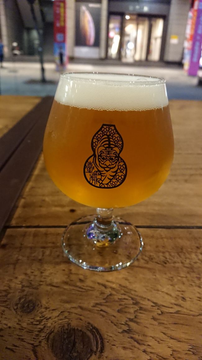 微風信義デパートにある啜飲室Landmarkを目指します。<br /><br />ここのお店、意外と見つけるのに手間取りました！<br />マップを見て「ああデパートの中にあるのね」と思ってたので、到着してまずフロアマップで探したものの見当たらず、一応店内うろうろしたけどやっぱり無くて諦めかけながら外に出たら発見。<br />南側の三越との間、レジやタップは建物の中で客用の立ち飲みテーブルが屋外にあるドリンクスタンドのような形。<br /><br />最初は「なんでこんなところに？」と思ったものの、夜風に吹かれてビール飲むの気持ちよくてここにお店出した理由がわかった気がしました笑