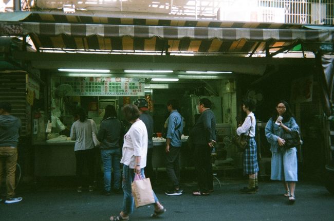 2日目、極品光復素食包子に朝ごはんを食べに行きます。<br />商店街のような、市場のような、とにかくお店が集まってる中にあり、噂通りお客さんが並んでいます。
