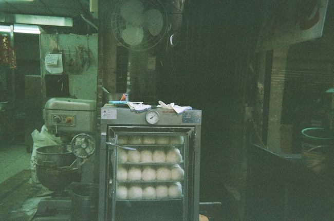 包子を蒸す機械。<br /><br />店先でどんどん作ってどんどん出てきていたのですが、種類が分からないのであてずっぽう&amp;指差しで注文！<br />無事白菜(だと思う)の包子にありつけました。<br /><br />帰国日に大量に買って日本まで持って帰って冷凍してる人の口コミを見た気がするんだけど、それも納得。ふわふわでおいしかったー。今度羽田-松山便使うことがあればマネしたい。