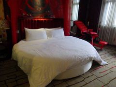 大足では「石都紫悦大酒店」に泊まりました。バスタブがある部屋をお願いすると、「浪漫蜜月房」というラブホテルのような部屋に通されました。