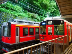 登山鉄道で箱根湯本まで行きます。
土曜日とは思えないくらいガラガラで、1両に6人くらいしか乗ってませんでした。
画像左上のほうにちらっと紫陽花写ってますが、
このエリアはもういい感じで色づいています。
ここからはまだ去年の台風の影響で電車動いていません。
なのでバスで強羅まで向かいます。