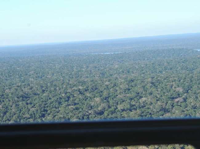 6月13日（水）【イグアスの滝】（ヘリコプター遊覧飛行）<br />付近は見渡す限りの密林。