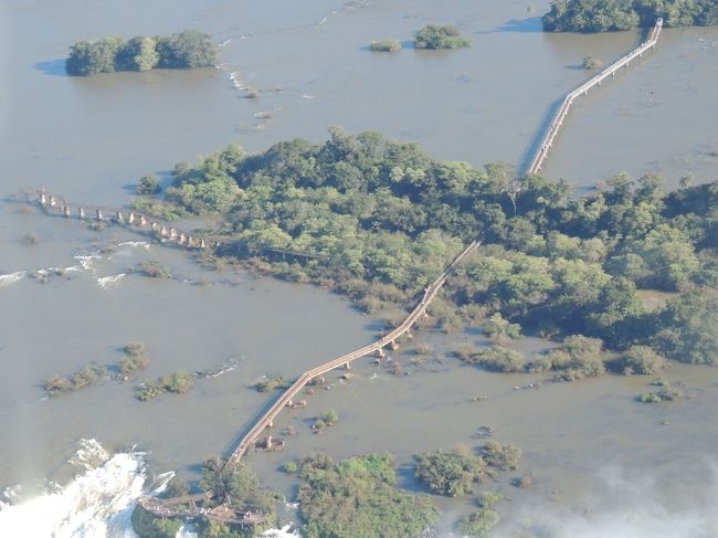 6月13日（水）【イグアスの滝】（ヘリコプター遊覧飛行）<br />アルゼンチン側のオブザベーション・デッキが見えます。<br />写真の下部に悪魔の喉笛と呼ばれる滝つぼ展望スポットが僅かに<br />写っています。