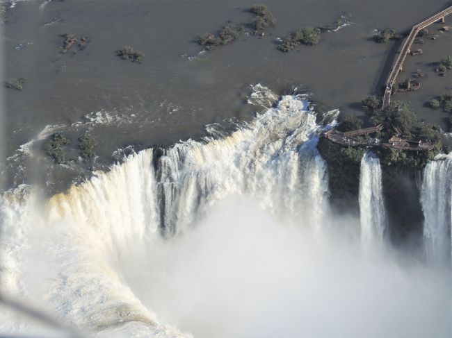 6月13日（水）【イグアスの滝】（ヘリコプター遊覧飛行）<br />悪魔の喉笛