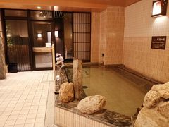 ホテルの大浴場は岐阜の池田温泉からの運び湯で、ぬるぬるして気持ちいい♪
ロッカーを利用できる数が制限されているのは、密を避けるためなのね。
テレビを見ながらサウナ、狭い露天風呂で外気に触れ・・と貸切状態で満喫。
風呂上りは夜鳴きそば♪