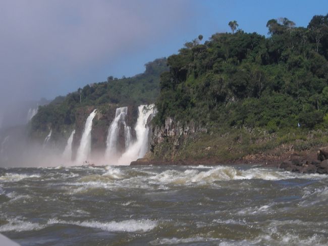 6月12日（水）【イグアスの滝】ボートツアー<br />結構、波が立ってます。