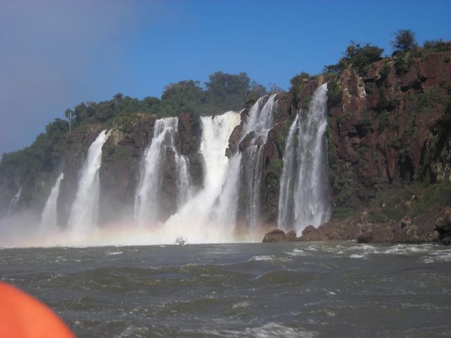 6月12日（水）【イグアスの滝】ボートツアー<br />だんだんと滝に近づいて行きます。