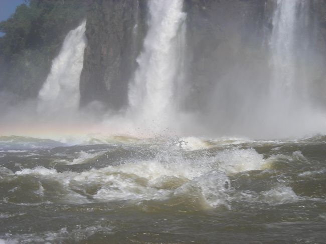 6月12日（水）【イグアスの滝】ボートツアー<br />我々のボートもあの中へ突っ込んで行きます。<br />上から以外に、ボートの脇から水をかぶり、アンダーウェア―まで<br />びしょ濡れでした。
