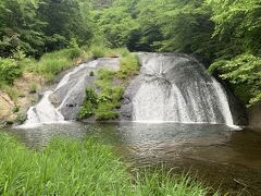 釜淵の滝。国指定名勝イーハトー ブの風景地の「釡淵の滝」周辺は、1周20分ほ どの遊歩道となってます。 