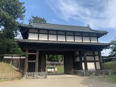 国の重要文化財の北門（亀甲門）。