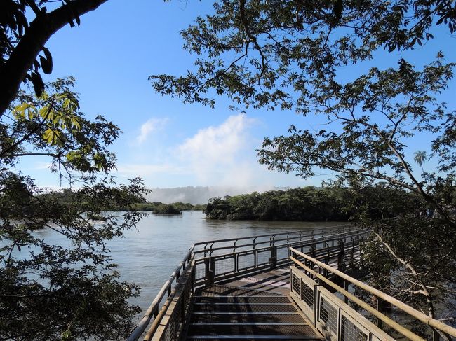 6月13日（木）【イグアスの滝】アルゼンチン側<br />『悪魔の喉笛』まで、整備された通路を進みます。<br />正面に水煙が見えてきました。<br />