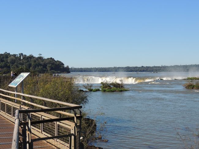 6月13日（木）【イグアスの滝】アルゼンチン側<br />『悪魔の喉笛』らしいのが見えてきました。