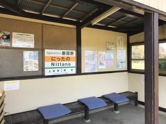 外見は掘っ立て小屋（失礼）ぽいんだけども、ちゃんとベンチがあるのだ。