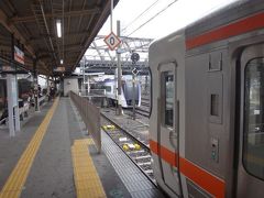 京都と同じような感じで一部だけ頭端式ホームを持つ駅としては甲府があります。
ＪＲ東海、身延線が乗り入れるホームだけ島式１面が頭端式となっています。