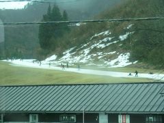 越後中里に停車。
駅の前はスキー場なんだけど、雪ないね。
わずかに残った雪の上を、スキーヤーがボーターが滑っています。