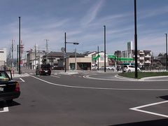 ここは、黒磯駅前のロータリー。出発から5時間、普通電車に揺られて関所のふもとまでやってきた。ここから、関東と東北を隔てる難所を越え、さらに北へ進む。