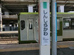 13:44
郡山から41分。
新白河に到着。

以前は黒磯まで直通だったのですが、東北本線の電化設備改良によって、新白河で乗り換えと余儀なくしなくてはならなくなりました。

おっ！
キハ110形が停まっていますよ。