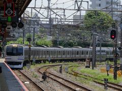 　成田駅で、エアポート快速に乗り換え。昼間の「成田エクスプレス」は全面運休中で、JRでの空港アクセスを一手に引き受ける列車です。
　それにしては、空いているけど…