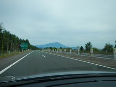 なるべく混雑を避けるためにも早め行動が鍵かと思い
家を６時半に出発しました。
東北自動車道を北上します。

盛岡近くになると目の前に岩手山が！
快晴ではありませんが雲が高く
この日は「岩手山」「早池峰山」「姫神山」の
３峰が綺麗に見えました。
３峰が同時に見えるのは珍しいという伝説があるそうですよ。
お山の三角関係らしい（笑）