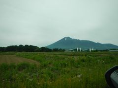 盛岡を過ぎて八幡平へのアプローチ「八幡平アスピーテライン」へ。
先ほど見えた岩手山を裏側から見る形。
こちらからも美しく見えます。

