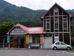 上高地から1時間ほどで新島々バスターミナルに到着。
快適なバス旅だった。
松本行の電車まで時間があるので、しばらく休憩。
道路の向こう側には、旧島々駅舎があった。
松本電鉄上高地線は、1983年9月28日の台風10号による土砂災害までは、現在の新島々駅の一つ先の島々駅が終点だったそうだ。
現在は、観光案内所として利用されているそうだ。