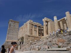 さて、パルテノン神殿に上がっていきましょう。アクロポリスの入り口、プロピュライアは、ラテン語とギリシャ語の合成だそうです。調べるとベルリンのブランデルグ門はこの中央部を模したものだそう。知らなかった～。確かに柱の上が三角の形でした。また写真見返そう。旅行記書くのは勉強になる。薄っぺらですけどね。