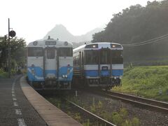 2013.08.10　伊予上灘
有名な下灘駅の隣の伊予上灘で、キハ１８５系の普通列車と行きかう。
