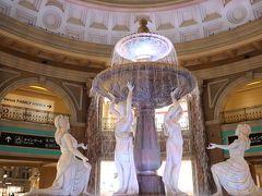 とても暑いので、ヴィーナスフォートで一休み。噴水広場