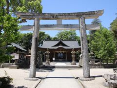 松江神社は、1877年（明治10年）に、旧松江藩の有志により、西川津村（現松江市西川津町）楽山に松平直政を御祭神とする楽山神社として創建された。1628年（寛永5年）、堀尾忠晴が朝酌村（現・松江市西尾町）に創建した東照宮の御神霊を1898年（明治31年）に合祀し、翌1899年（明治32年）に現在地の松江城山二之丸に遷座して、神社を松江神社と改めた。1931年（昭和6年）に、松江藩中興の明主として仰がれた7代藩主松平治郷と、松江開府の祖堀尾吉晴の遺徳を称えて御神霊を配祀し、今日に至っている。