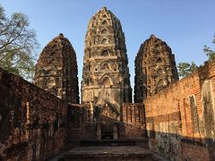 大きな三つの塔！
塔の形がカンボジアやジャワ島で見たものと何となく似ています。
宗教にも建築様式にも明るくなくて残念です。