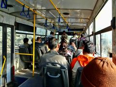 12月４日（木）、ハリドワール駅前近くにあるバススタンドからリシケシ行きのバスに乗りました。

たくさんのバスが発着するバススタンドではいつものことですが、人に聞いて回って自分が乗るバスを探すことになります。みな言うことが違ったりして、なかなか目的のバスを見つけられないこともしばしば。

 １０時頃にスタートしたバス、途中で車掌が料金徴収に回ってきます。
ハリドワールからリシケシまで２０数キロで所要約１時間。運賃はRs35（70円）。
