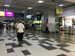 30分ほどで『Boon Lay』駅に到着。（S$1.81）
ショッピングセンターの『Jurong Point』に併設されているバスセンターから194番のバスに乗ります。
10時前で人が多くて、駅からバスセンターまでの写真が撮れませんでした。