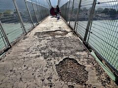 鉄板の上に敷かれたアスファルトが崩れているところもあるラーム・ジューラー橋。
歩くと少し揺れます。