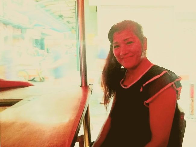 そして 一番 奥の 辺りに ございます、 こちらの 優しい ママちゃん が いらっしゃる 知らない あいだに 何故だか？ 　おひげ が たくさん  ぼーぼー 生えて きちゃうの BAR へ ！   一直線 さらに あたしは おスネ毛 も 邪魔で ぼうぼう 生えて来るから 嫌いなの！と。    そして この 素敵な BAR には とっても 可愛い、　もう 絶対 修復不可能 女の子が お三人 も いらっしゃり！ 　　我々は これから 楽しい 真っ昼間の 宴を 楽しもうと しているので ありますから、　　 もう ホットイテ ちょうだい ぶるぶる！ 　　でも この 女性達 とっても 優しい 人達 なんですよ！　　世界 オカマちゃん 　　イン　パッポン?