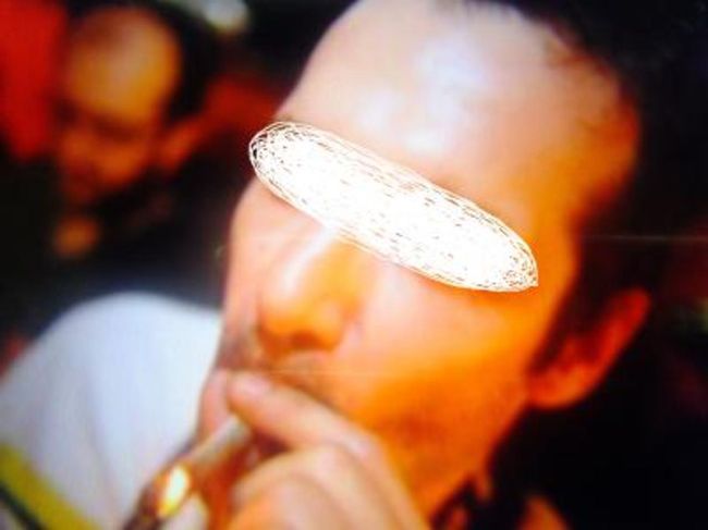 そして 左手に お店が 見えて来ますと？ 　もう すでに 先客さま が すっかりと　 いらっしゃり、　 それは たいへん 素敵な 爽やか Chang BEER を 片手に イケメン オーラを 放ちつつ、 レディ ボーイ ちゃん 達も 全てに 取り込んで しまう 大きな 心を 持っている カッコマン！    オランダ兄貴 アダムが！   両手に お花の レディ ボーイ ちゃん に 囲まれて お飲みに なって おりました！   オランダ オカマ天国。   そして 彼は 太っぱら で あります。   そして 日本人と 同じように 礼儀が 正しいので ありました！    わたくしは この オランダ兄貴 オランダ紳士くん と すぐに 打ち解けて サッカー やら バンコクの お話で 盛り上がって 来たので ありますが、   しかし 決して あの 昔おきた  日本の 戦争の お話 だけは  致しませんです。       決して 絶対に！