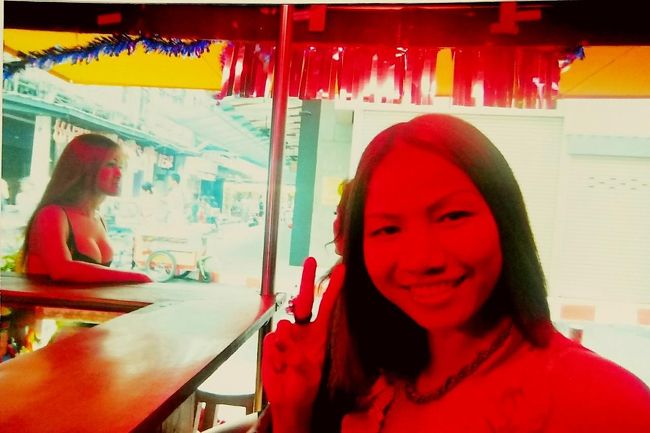 さらには　　店の 一番の スーパースタイルが 売りの この ビリー ちゃん は 24才 ！ <br />どこか、　 アジアの 香りを 漂わせる ? 　<br />こちらも 精密改造 女の子ちゃん！ <br />それは つり上がった おしりの 形も さらに ハイテク 手術で 全て 変えて しまう あたし 脂肪吸引 おしり移植手術を 痛いけど 大金叩いて やったのよ！ <br />お胸ちゃんと　お鼻ちゃんが　完全なる　偽物だけど　許してね！　　の　ぶりっ子　ビリーが　 たいへんに　 お涙を 誘います<br />それは あの イケメン オランダ アダムちゃん さえも 絶対に すっかり 虜に してしまう事 必死で ありました<br /> そして それは もう お二人の お仲は すっかり 出来上がって いるので あります。 　　　ふふふ　　　　こいつら　出来てる。