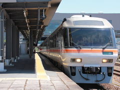 13時10分、定刻通りにひだ7号は高山駅に到着しました。
ここで後ろの3両を切り離し、前3両が富山まで向かいます。