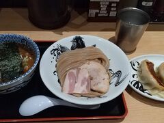 駅ナカ万歳！朝食の朝ラー、いや、朝つけ麺を実食！
おまけに餃子もつけてしまった！なんたる誘惑心...

最近の改札内は充実しているので我々みたいな者にとっては有難い存在です 笑