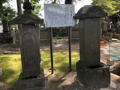 本堂の裏手には、弁慶塚の碑があります。