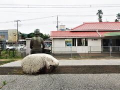 御宿。

後姿の銅像だからわからないけど御宿だから海女さんかな？