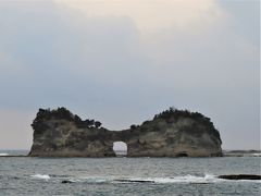 ここも　夕陽の名所の　円月島（えんげつとう）

本当の名前は高嶋　

東西35m　南北130m　という　
小さな無人島ですが　
名勝と言われています