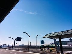 なんとか無事バスに乗り込み、9:15頃成田空港に到着しました。めっちゃ天気いいー！
やっぱり出発のときに天気がいいと上がる！