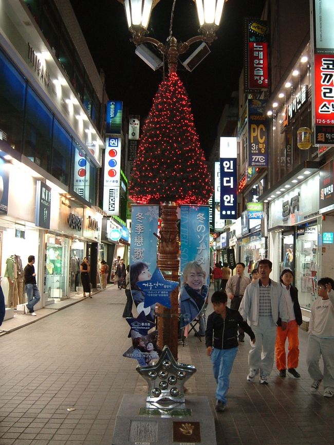 春川のメイン通り<br />台には手形<br />そしてポラリスのネックレス