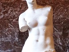 ルーブル美術館は物凄い混雑でした。
お目当てのモナリザもちゃんと見られたので満足です。