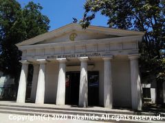 近代科学博物館(Museo de Ciencia y Tecnología)

こちらもキンタ・ノルマル公園(Parque Quinta Normal)内にある、古代ギリシャ神殿を模した入口を持つ博物館です。


近代科学博物館：https://translate.google.com/translate?hl=ja&sl=es&tl=en&u=https%3A%2F%2Fes.wikipedia.org%2Fwiki%2FMuseo_de_Ciencia_y_Tecnología_(Chile)